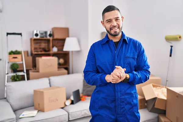 Jonge Latijnse Man Werknemer Glimlachend Zelfverzekerd Staan Een Nieuw Huis — Stockfoto