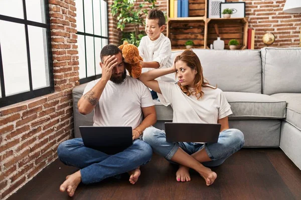 Family Using Laptop Kid Bothering Parents Home — Stock Photo, Image