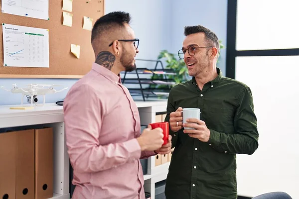 Two Men Business Workers Smiling Confident Drinking Coffee Office — Stock Photo, Image