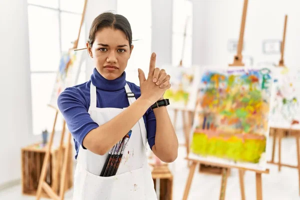 Jeune Femme Brune Dans Studio Art Tenant Une Arme Symbolique — Photo