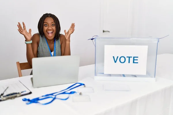 Молода Афроамериканська Жінка Яка Працює Політичних Виборах Голосуючи Божевільною Божевільною — стокове фото