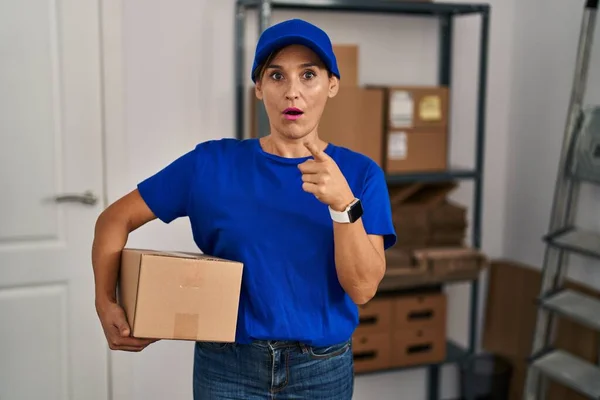 Middle Age Brunette Woman Working Wearing Delivery Uniform Cap Surprised — Stok fotoğraf