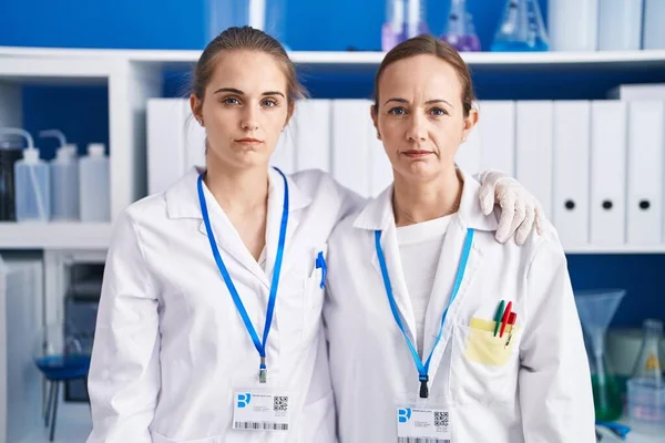 Two Women Working Scientist Laboratory Thinking Attitude Sober Expression Looking —  Fotos de Stock