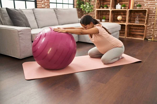 Jeune Femme Latine Enceinte Étirement Aide Ballon Fit Maison — Photo