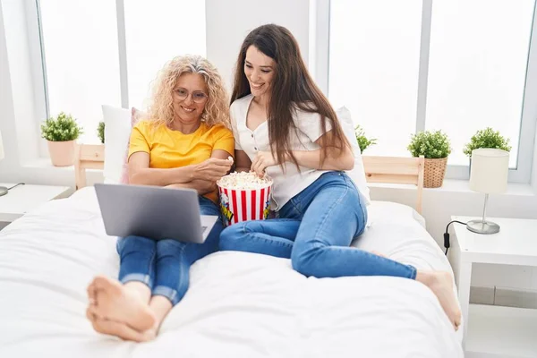Zwei Frauen Mutter Und Tochter Sehen Film Auf Laptop Schlafzimmer — Stockfoto