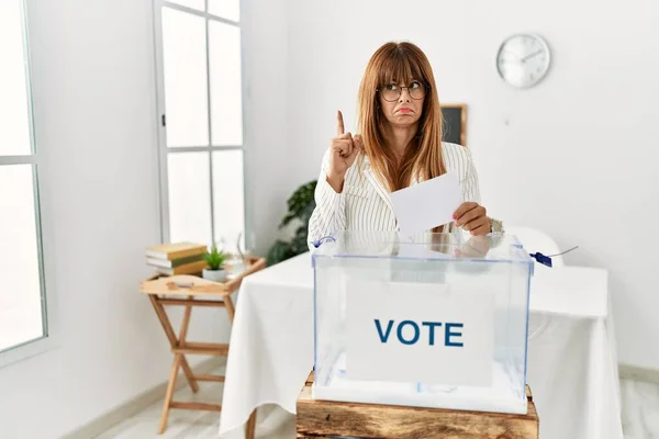 Hispanic Affärskvinna Rösta Sätta Kuvert Valurnan Pekar Upp Ser Ledsen — Stockfoto