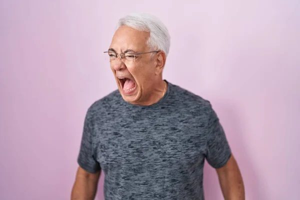 Hombre Mediana Edad Con Pelo Gris Pie Sobre Fondo Rosa —  Fotos de Stock