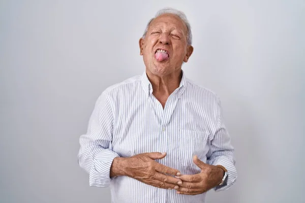 Zole Edilmiş Arka Planda Gri Saçlı Yaşlı Adam Komik Bir — Stok fotoğraf
