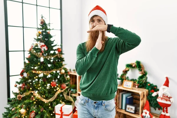 Rotschopf Mit Langem Bart Trägt Weihnachtsmütze Weihnachtsbaum Und Macht Auszeit — Stockfoto