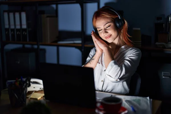 Geceleri Ofiste Çalışan Beyaz Bir Kadın Yorgun Uyur Hayal Kurar — Stok fotoğraf