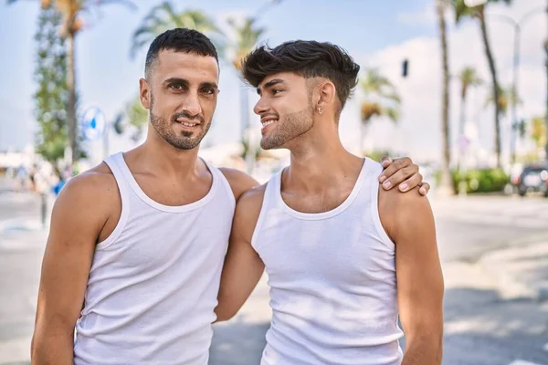 Jovem Casal Hispânico Sorrindo Abraço Feliz Cidade — Fotografia de Stock