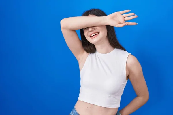 Jonge Blanke Vrouw Die Een Blauwe Achtergrond Staat Ogen Bedekt — Stockfoto