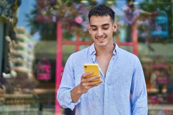 Joven Hombre Hispano Sonriendo Confiado Usando Smartphone Calle —  Fotos de Stock