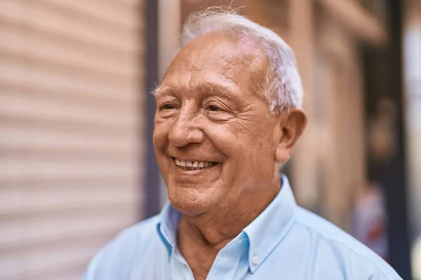 Senior Hombre Pelo Gris Sonriendo Confiado Pie Calle — Foto de Stock