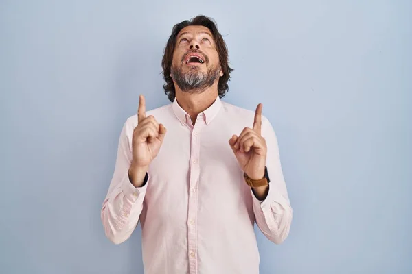 Hombre Guapo Mediana Edad Con Elegante Camisa Fondo Sorprendido Sorprendido — Foto de Stock