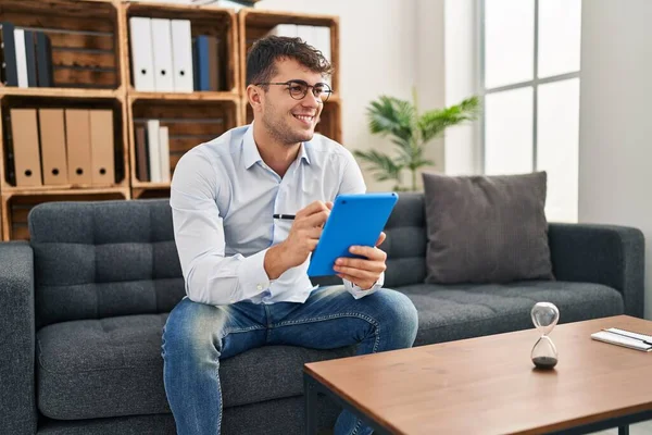 Jovem Psicólogo Hispânico Sorrindo Confiante Usando Touchpad Clínica Psicologia — Fotografia de Stock