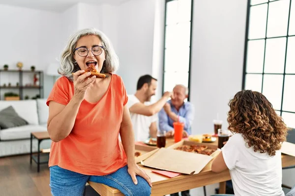 Grupp Medelålders Människor Ler Glatt Äta Italiensk Pizza Sitter Bordet — Stockfoto