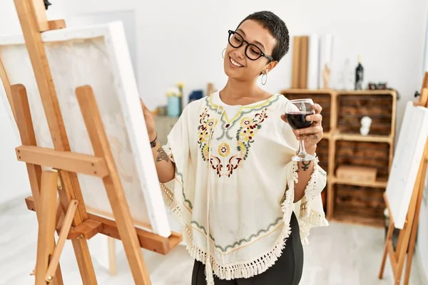 Mujer Hispana Joven Bebiendo Vino Dibujo Estudio Arte — Foto de Stock