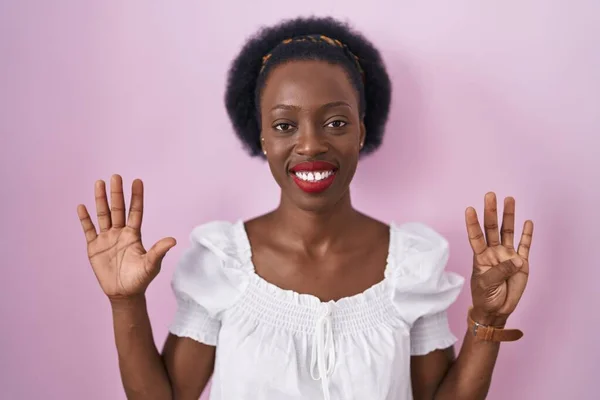 African Woman Curly Hair Standing Pink Background Showing Pointing Fingers — Fotografia de Stock