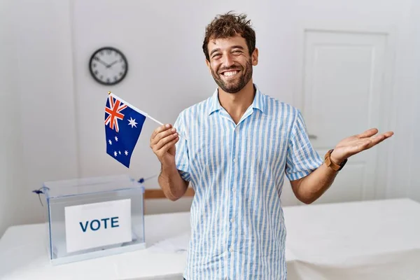 Jeune Homme Beau Élection Campagne Politique Tenant Drapeau Australien Célébrant — Photo