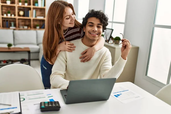 Jong Paar Glimlachen Gelukkig Knuffelen Met Behulp Van Laptop Zitten — Stockfoto