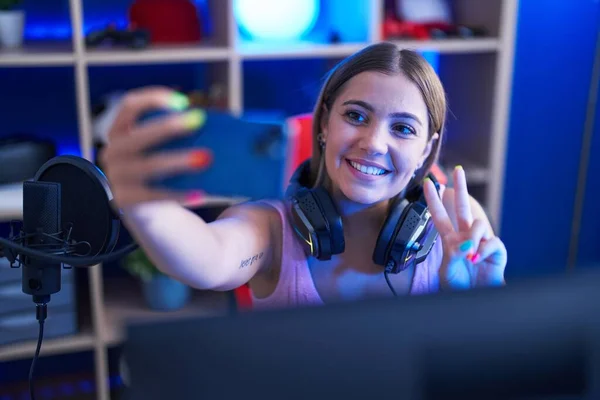 Young Beautiful Hispanic Woman Streamer Smiling Confident Make Selfie Smartphone — Foto de Stock
