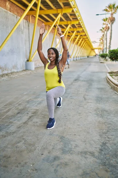 Afrikansk Amerikansk Kvinna Bär Sportkläder Gör Yoga Motion Gatan — Stockfoto