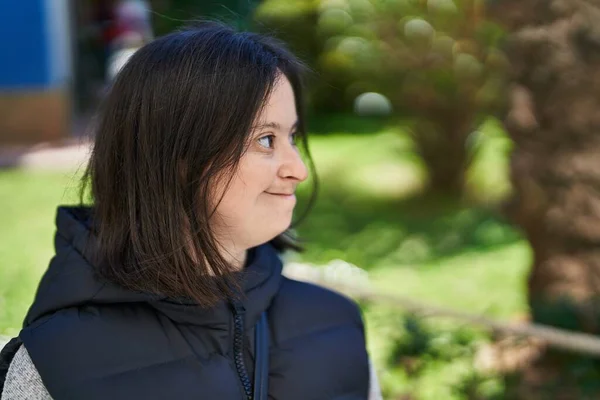 Sendromlu Genç Bir Kadın Gülümsüyor Parkın Kenarına Bakıyor — Stok fotoğraf