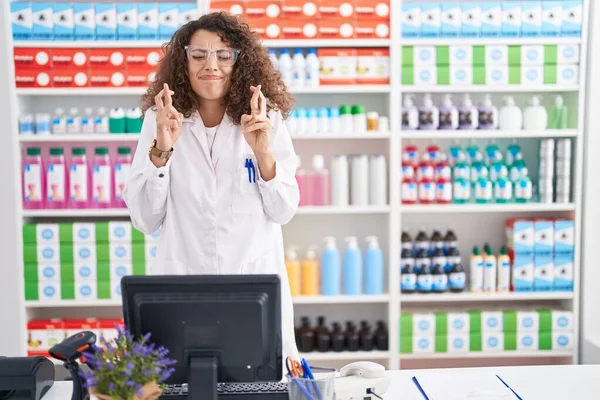 Spaanse Vrouw Met Krullend Haar Werkt Apotheek Drogisterij Gebaar Vinger — Stockfoto