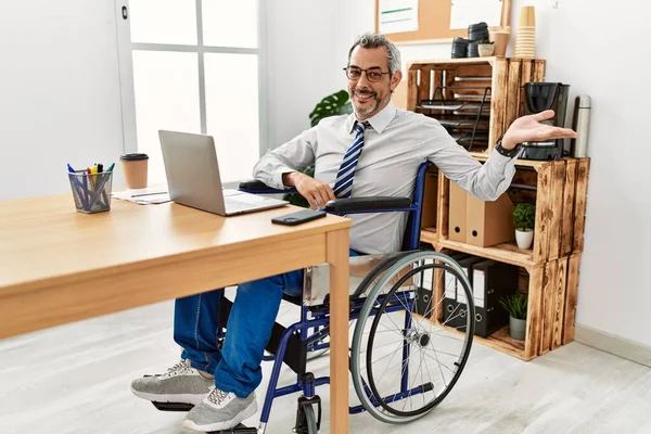 Μεσήλικας Ισπανόφωνος Που Εργάζεται Στο Γραφείο Κάθεται Αναπηρική Καρέκλα Χαμογελώντας — Φωτογραφία Αρχείου