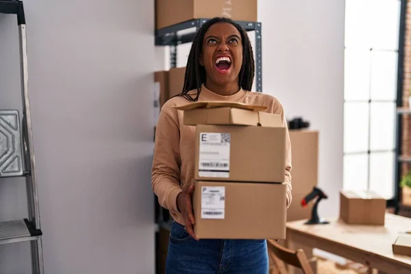 Junger Afroamerikaner Mit Zöpfen Der Commerce Für Kleine Unternehmen Arbeitet — Stockfoto