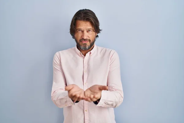 Bonito Homem Meia Idade Vestindo Elegante Camisa Fundo Sorrindo Com — Fotografia de Stock