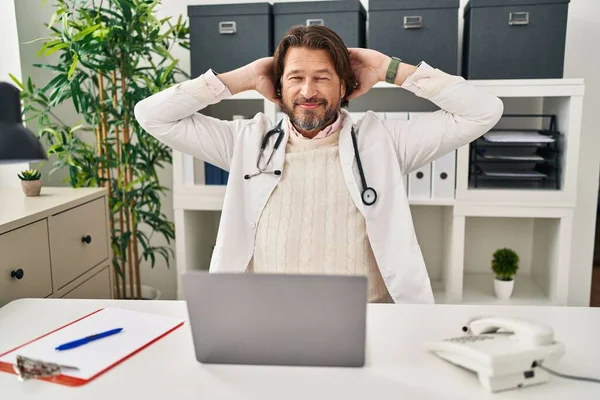 Bonito Médico Meia Idade Que Trabalha Clínica Relaxante Alongamento Braços — Fotografia de Stock