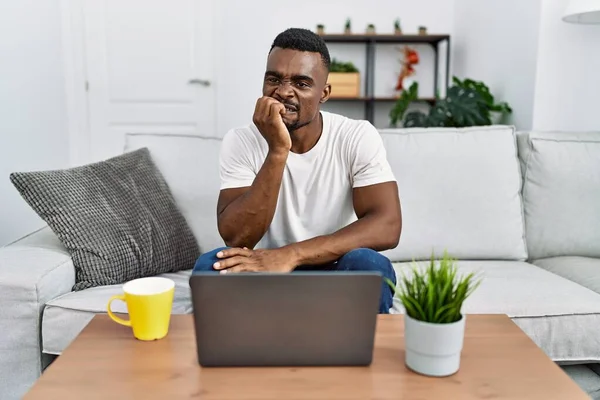 Junger Afrikanischer Mann Der Hause Seinen Laptop Benutzt Sieht Gestresst — Stockfoto