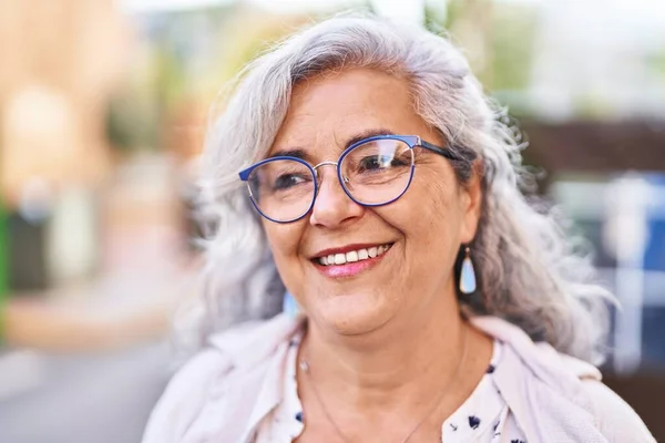 Mujer Mediana Edad Sonriendo Confiada Pie Calle —  Fotos de Stock