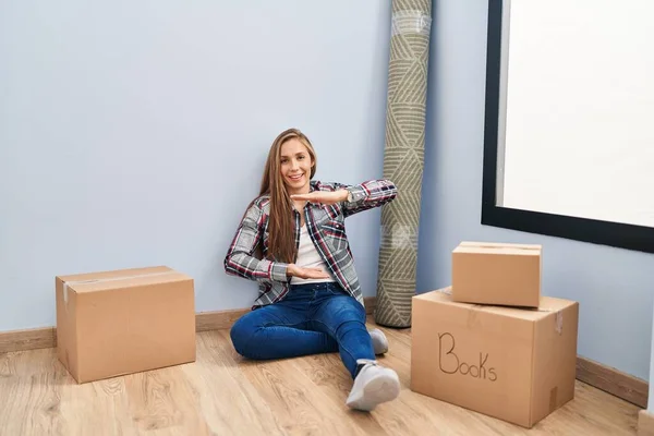 Jovem Loira Sentada Chão Movendo Para Uma Nova Casa Gesto — Fotografia de Stock