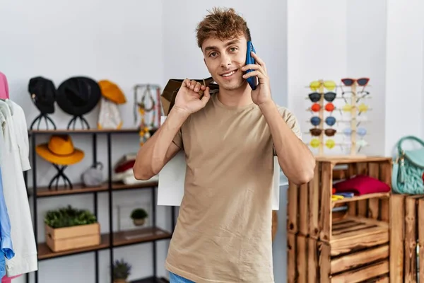 Young Caucasian Man Talking Smartphone Shopping Clothing Store — Stok fotoğraf