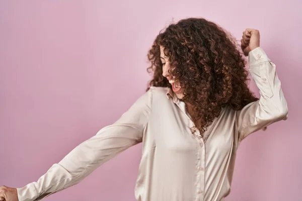 Kıvırcık Saçlı Spanyol Kadın Pembe Arka Planda Dans Ediyor Mutlu — Stok fotoğraf