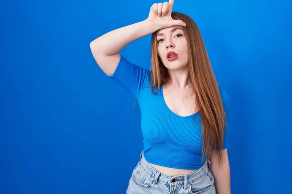 Roodharige Vrouw Staan Blauwe Achtergrond Maken Plezier Van Mensen Met — Stockfoto