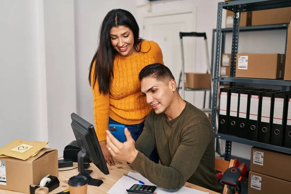 Pracownicy Biznesu Elektronicznego Mężczyźni Kobiety Korzystający Smartfona Pracującego Biurze Commerce — Zdjęcie stockowe