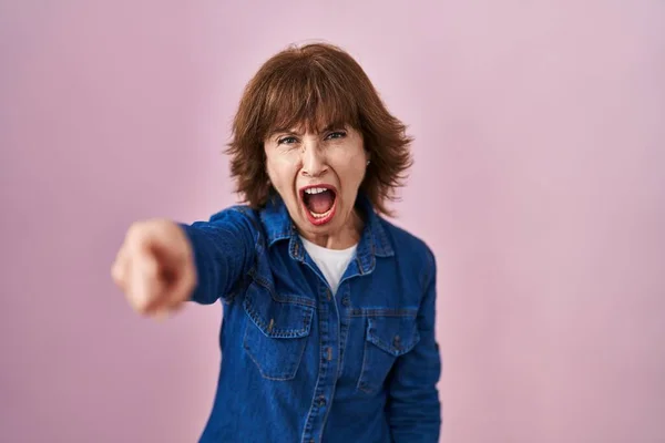 Femme Âge Moyen Debout Sur Fond Rose Pointant Mécontent Frustré — Photo