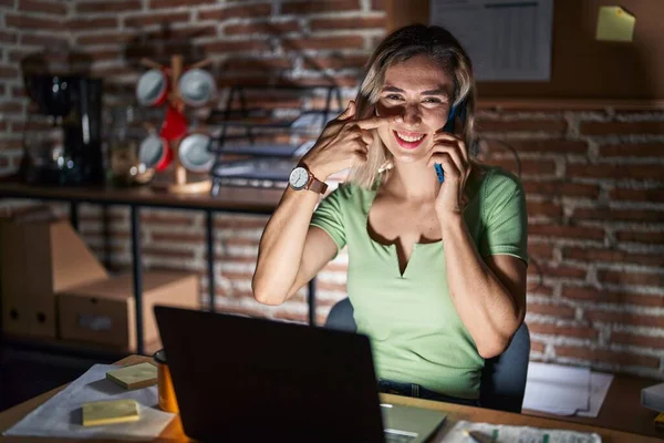 Jonge Mooie Vrouw Die Nachts Kantoor Werkt Aan Telefoon Spreekt — Stockfoto