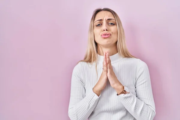 Giovane Donna Bionda Che Indossa Maglione Bianco Sfondo Rosa Implorando — Foto Stock