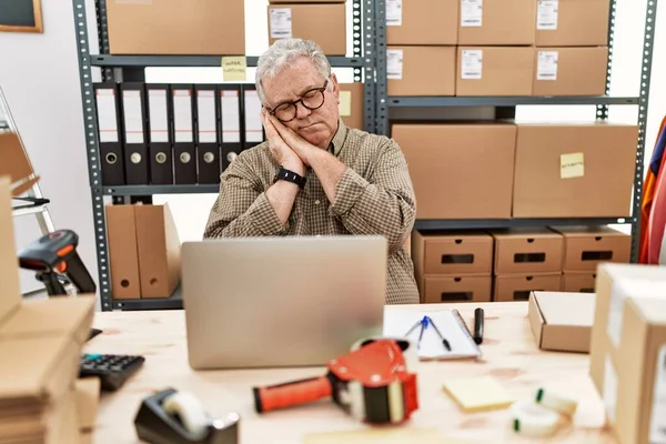 Älterer Kaukasischer Mann Der Einem Kleinen Commerce Geschäft Mit Laptop — Stockfoto