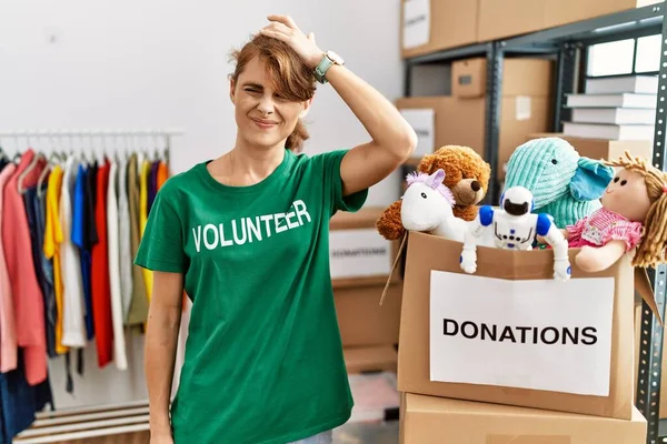 Mulher Branca Bonita Vestindo Shirt Voluntária Doações Ficar Confuso Perguntando — Fotografia de Stock