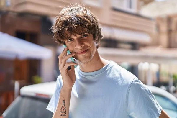 Νεαρός Ξανθός Άνδρας Χαμογελά Σίγουρος Μιλώντας Στο Smartphone Στο Δρόμο — Φωτογραφία Αρχείου