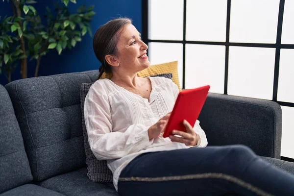 Middle Age Woman Using Touchpad Sitting Sofa Home — Stock fotografie