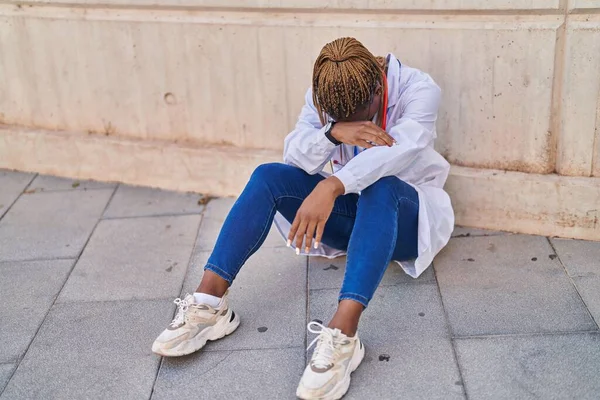 Afrikalı Amerikalı Kadın Doktor Sokakta Yerde Otururken Stres Yaptı — Stok fotoğraf