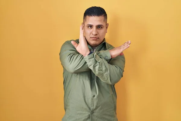 Ισπανόφωνος Νεαρός Άνδρας Στέκεται Πάνω Από Κίτρινο Φόντο Έκφραση Απόρριψης — Φωτογραφία Αρχείου