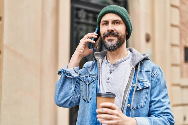 若いですはげ男話して上のスマートフォン飲料コーヒーにストリート — ストック写真